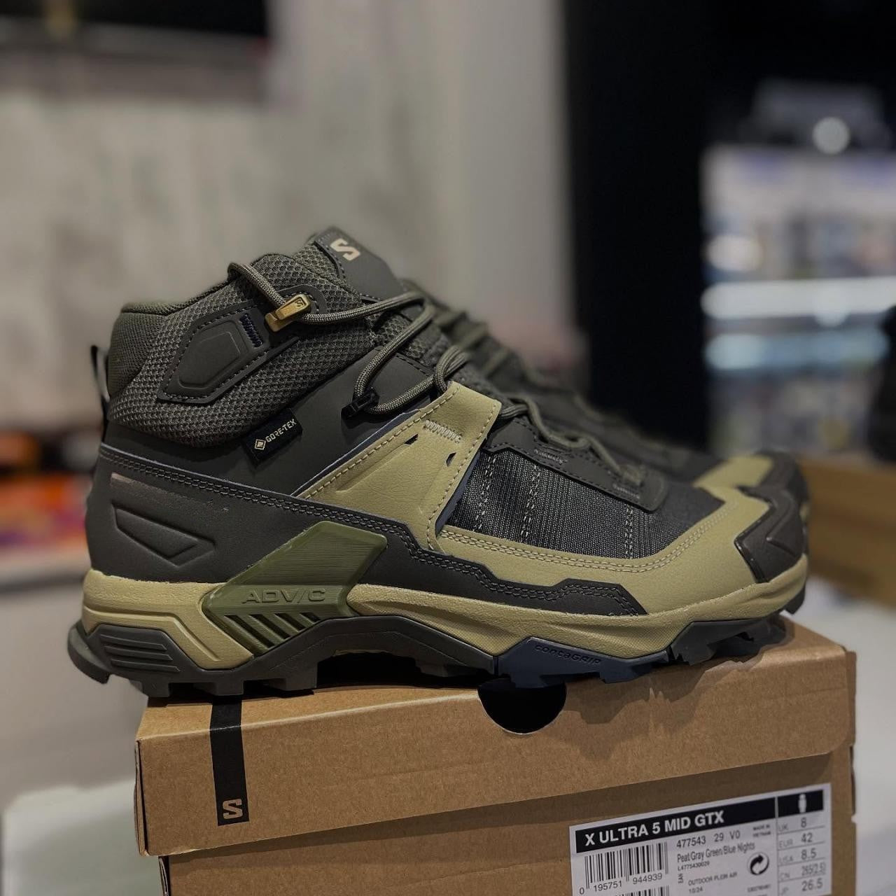 Medium-width Men's Hiking Shoes